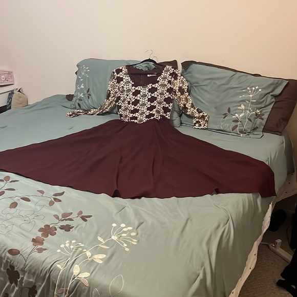 Maroon, large flared skirt, with gold lace overlay top - Picture 3 of 3